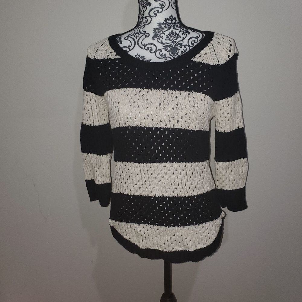 Unionbay juniors medium knit sweater. Sleeves are 3/4 length